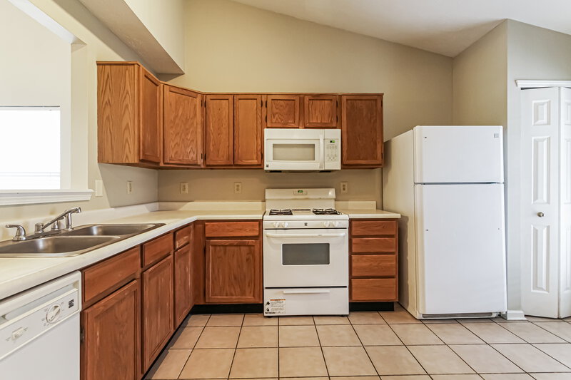 1,680/Mo, 5384 Lakeside Manor Dr Indianapolis, IN 46254 Kitchen View 2