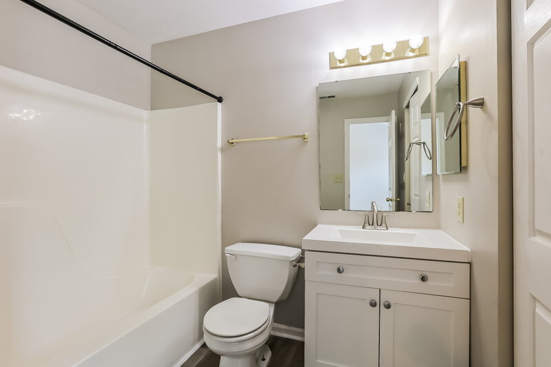 1,765/Mo, 5384 Lakeside Manor Dr Indianapolis, IN 46254 Main Bathroom View