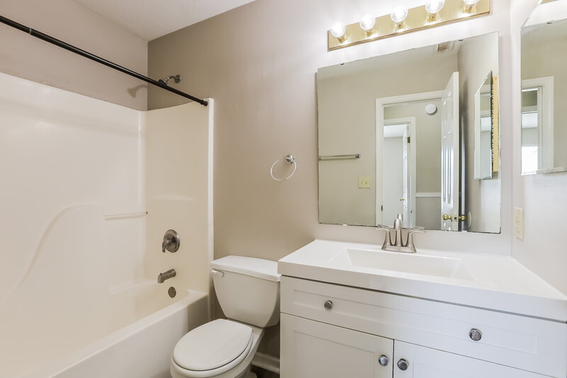 1,765/Mo, 5384 Lakeside Manor Dr Indianapolis, IN 46254 Bathroom View