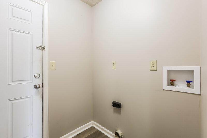 1,765/Mo, 5384 Lakeside Manor Dr Indianapolis, IN 46254 Laundry Room View