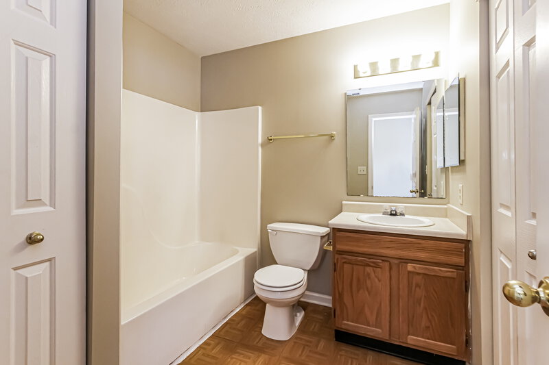 1,680/Mo, 5384 Lakeside Manor Dr Indianapolis, IN 46254 Main Bathroom View