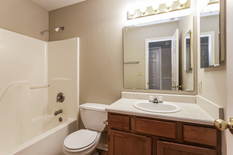 1,680/Mo, 5384 Lakeside Manor Dr Indianapolis, IN 46254 Bathroom View