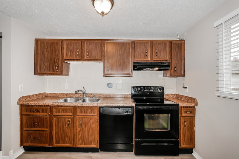2,290/Mo, 5575 Freedom Ct Indianapolis, IN 46254 Kitchen View 2