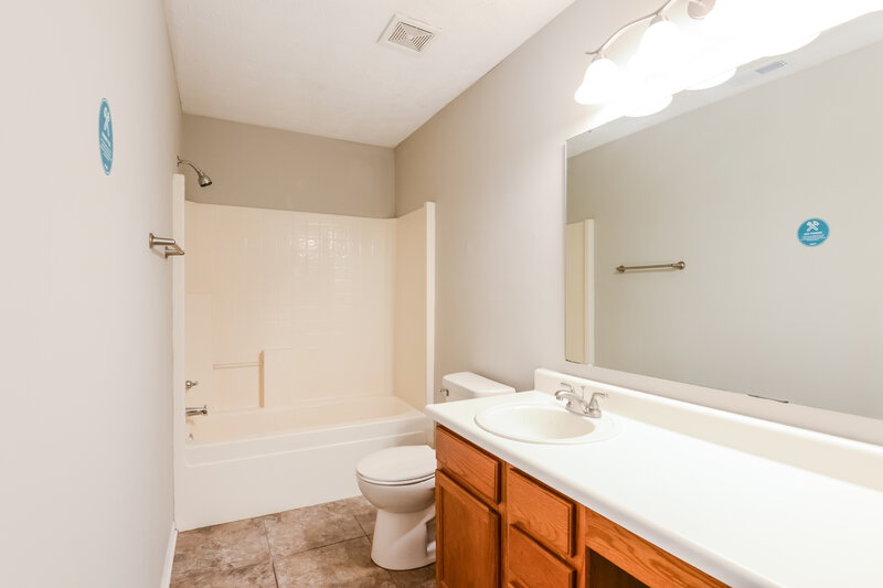 2,290/Mo, 5118 Stanhope Ln Indianapolis, IN 46254 Main Bathroom View