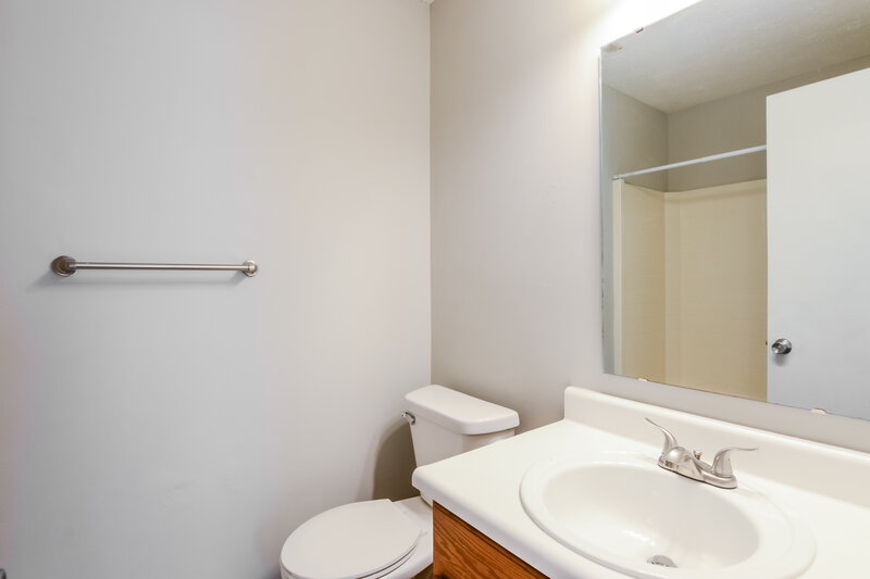 2,290/Mo, 5118 Stanhope Ln Indianapolis, IN 46254 Bathroom View