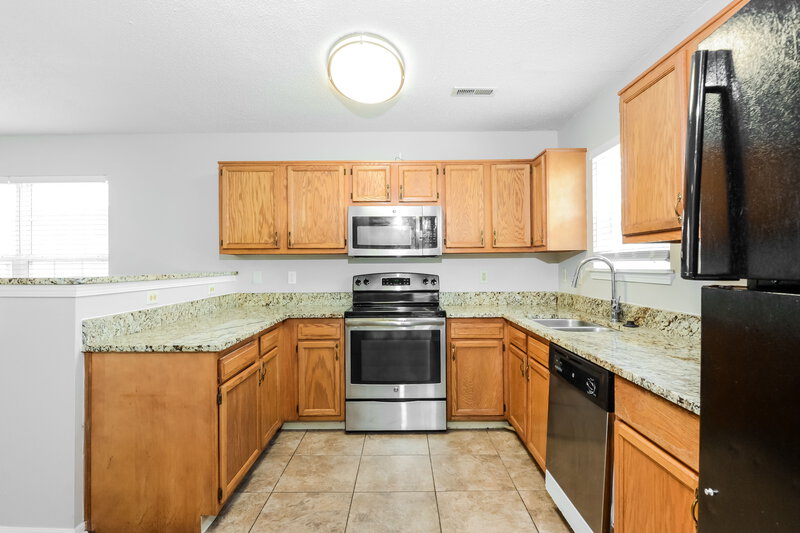 1,800/Mo, 4527 Riverbrook Ln Indianapolis, IN 46254 Kitchen View