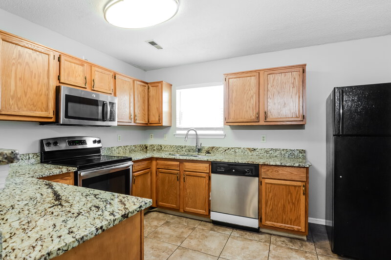 1,800/Mo, 4527 Riverbrook Ln Indianapolis, IN 46254 Kitchen View 2