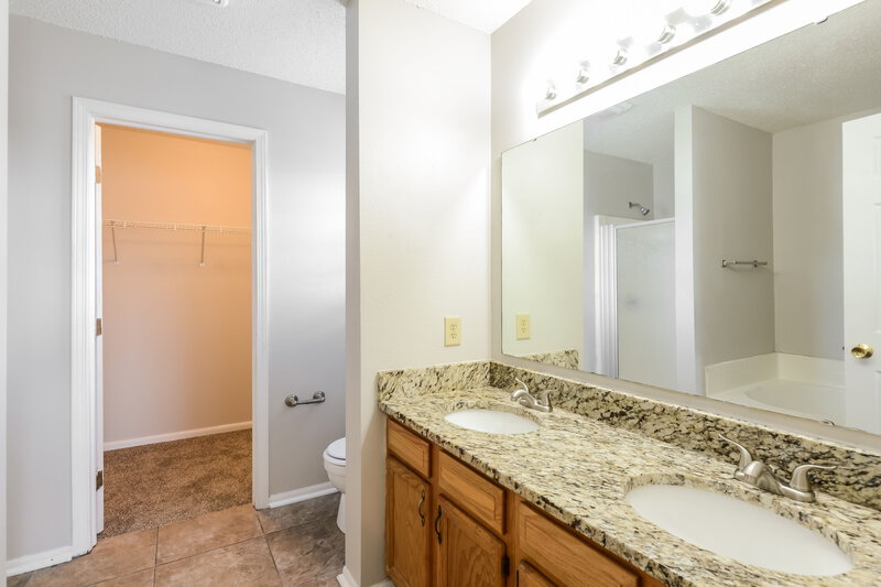 1,800/Mo, 4527 Riverbrook Ln Indianapolis, IN 46254 Main Bathroom View