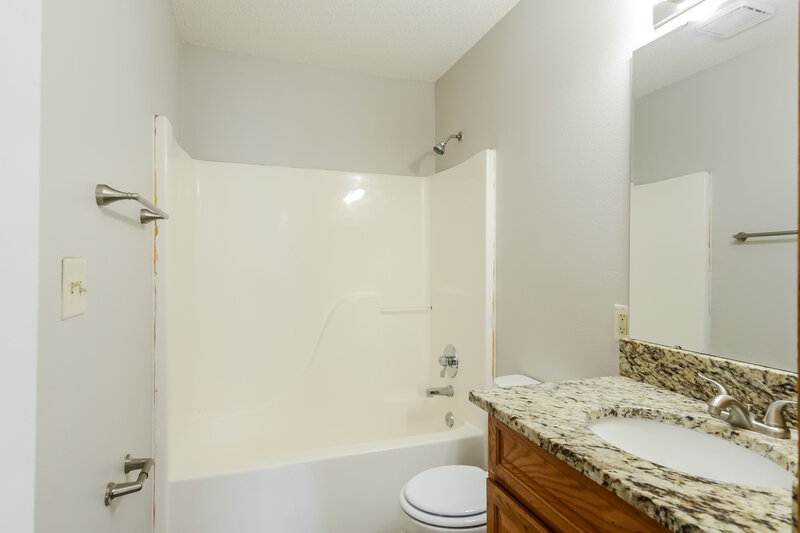1,800/Mo, 4527 Riverbrook Ln Indianapolis, IN 46254 Bathroom View