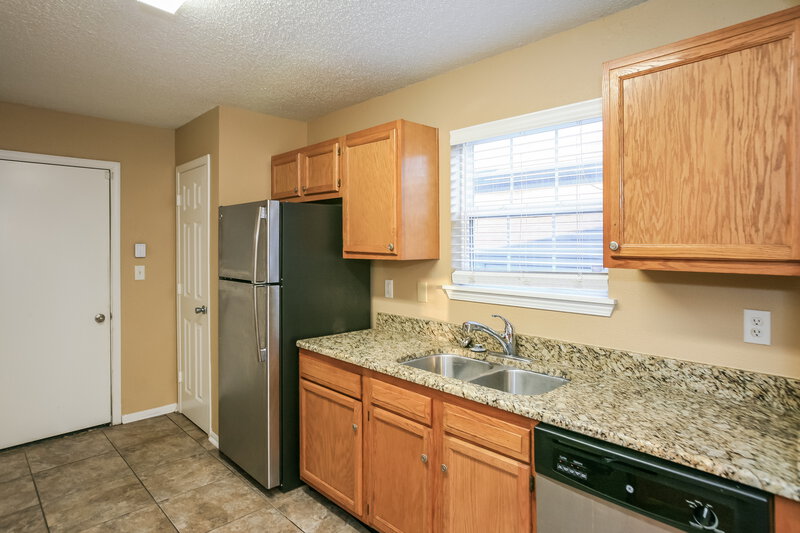 1,965/Mo, 4437 Brookmeadow Dr Indianapolis, IN 46254 Kitchen View 3