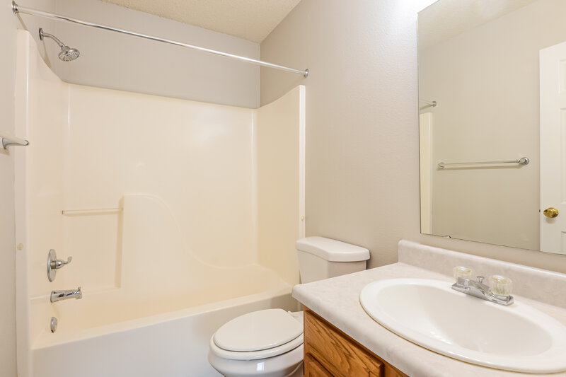 1,850/Mo, 4261 Village Bend Dr Indianapolis, IN 46254 Main Bathroom View