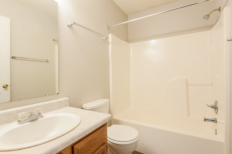 1,850/Mo, 4261 Village Bend Dr Indianapolis, IN 46254 Bathroom View