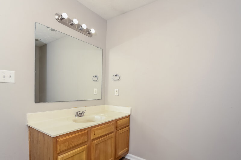 1,890/Mo, 2314 Gradison Circle Indianapolis, IN 46214 Main Bathroom View