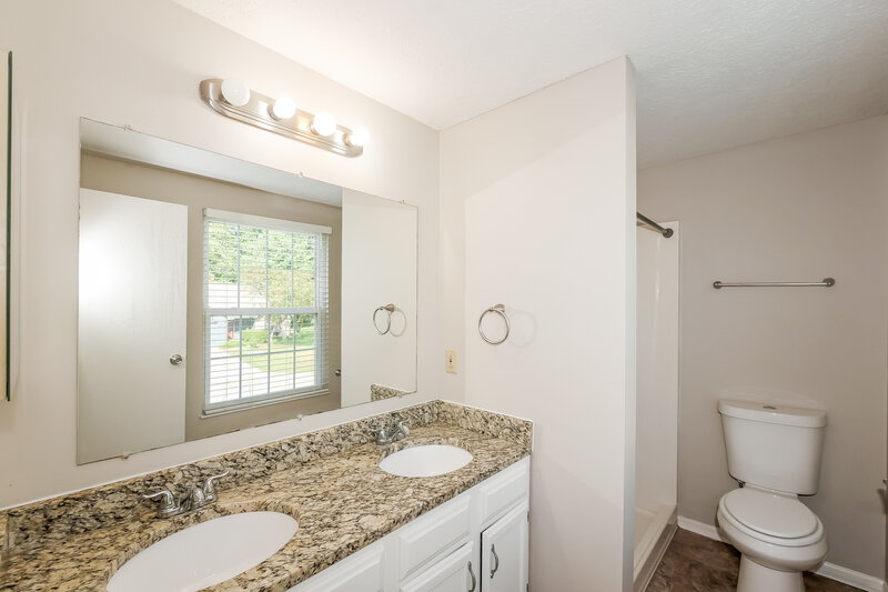 2,050/Mo, 7590 Rogers Dr Indianapolis, IN 46214 Main Bathroom View