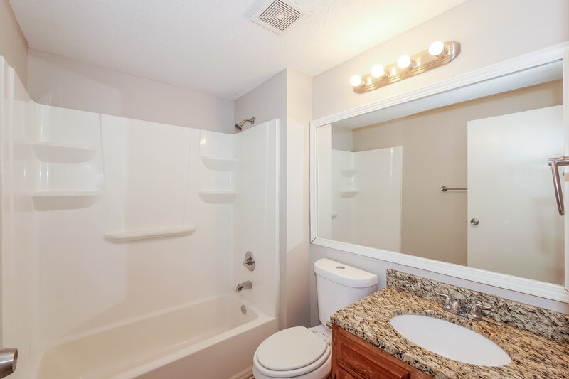 2,050/Mo, 7590 Rogers Dr Indianapolis, IN 46214 Bathroom View