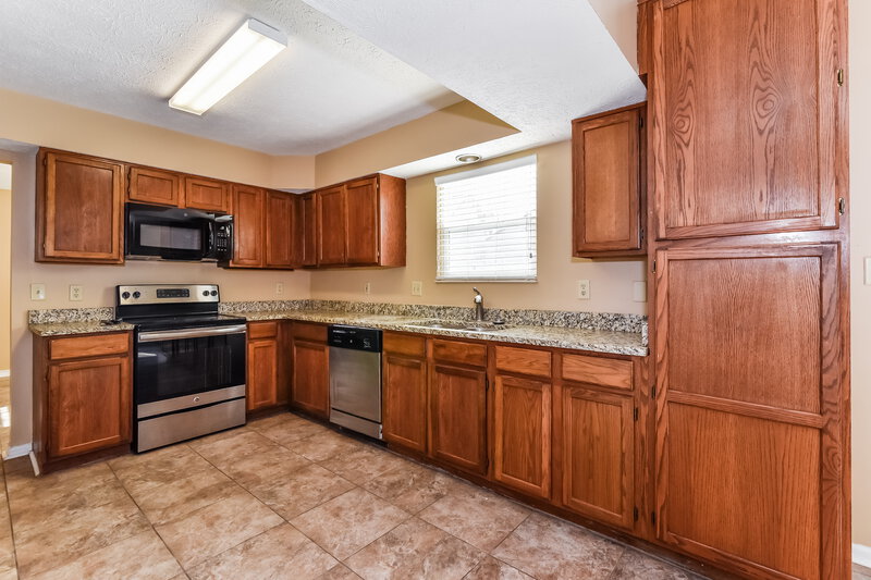 1,890/Mo, 7551 Rogers Dr Indianapolis, IN 46214 Kitchen View