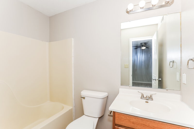 1,535/Mo, 5519 Story Ct Indianapolis, IN 46221 Main Bathroom View
