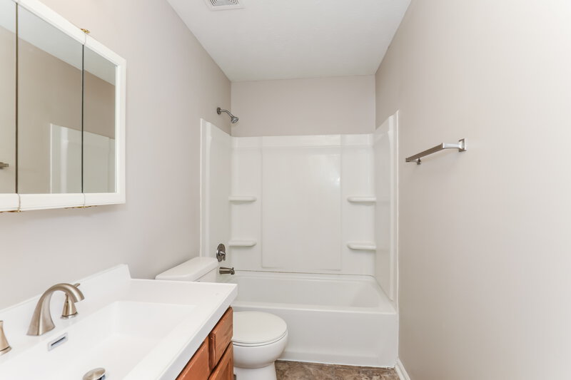 1,535/Mo, 5519 Story Ct Indianapolis, IN 46221 Bathroom View