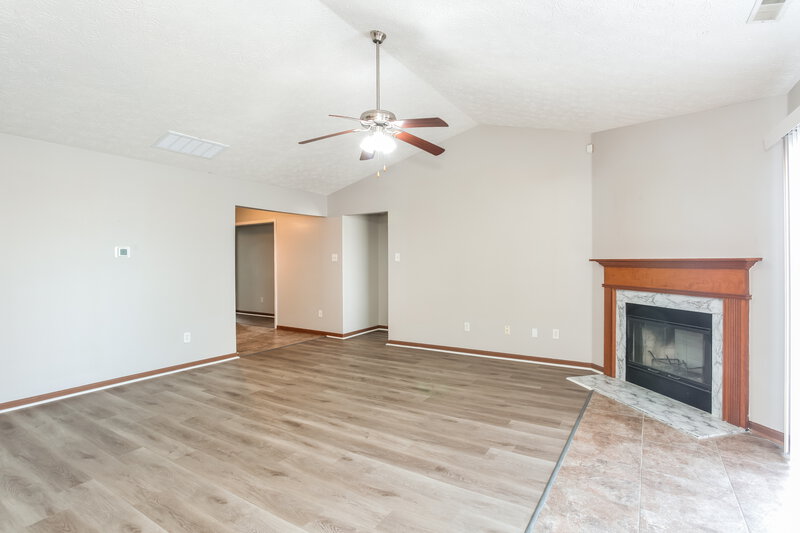 1,755/Mo, 11136 Autumn Creek Ct Indianapolis, IN 46229 Living Room View