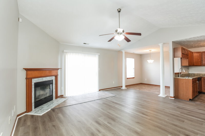 1,755/Mo, 11136 Autumn Creek Ct Indianapolis, IN 46229 Living Room View 2