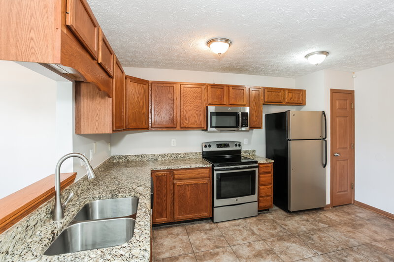 1,755/Mo, 11136 Autumn Creek Ct Indianapolis, IN 46229 Kitchen View 2
