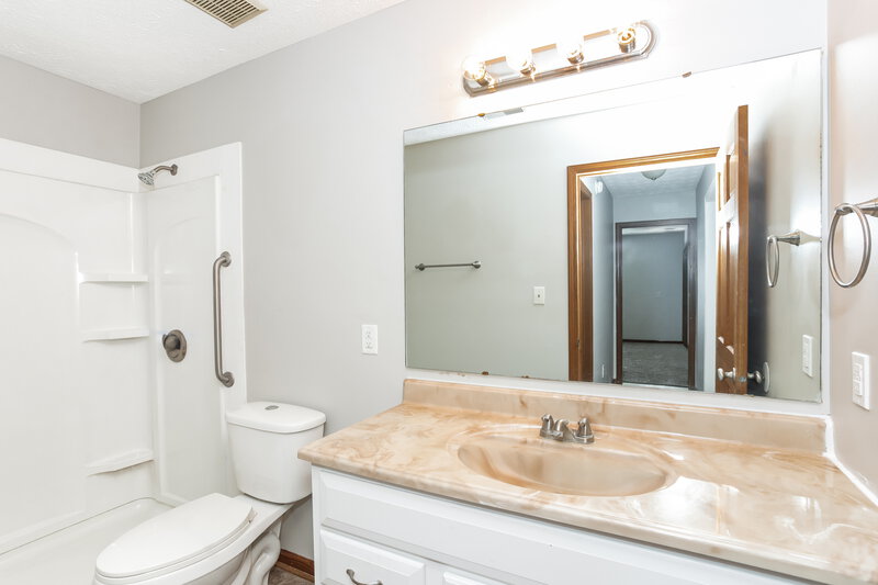 1,755/Mo, 11136 Autumn Creek Ct Indianapolis, IN 46229 Main Bathroom View