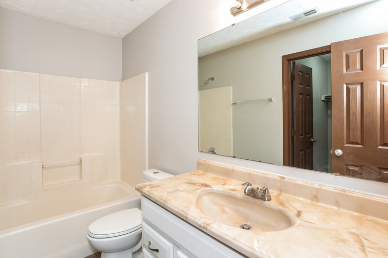 1,755/Mo, 11136 Autumn Creek Ct Indianapolis, IN 46229 Bathroom View