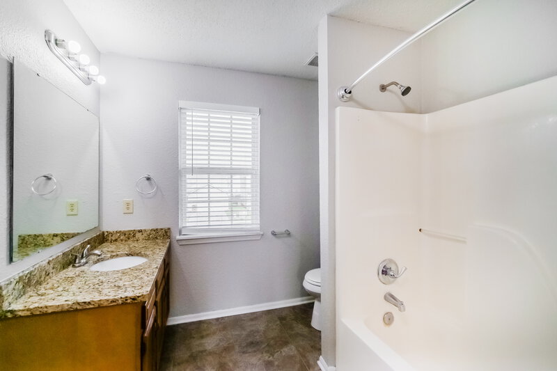 1,820/Mo, 4115 Orchard Valley Blvd Indianapolis, IN 46235 Main Bathroom View
