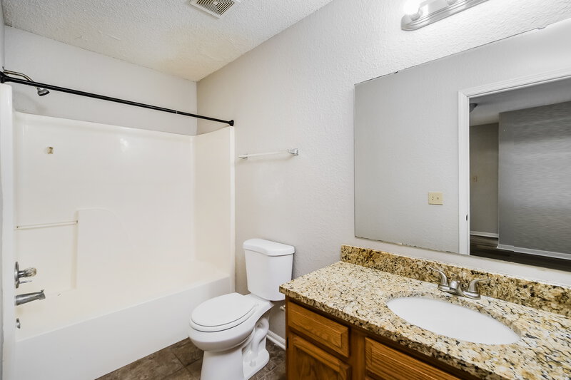 1,820/Mo, 4115 Orchard Valley Blvd Indianapolis, IN 46235 Bathroom View
