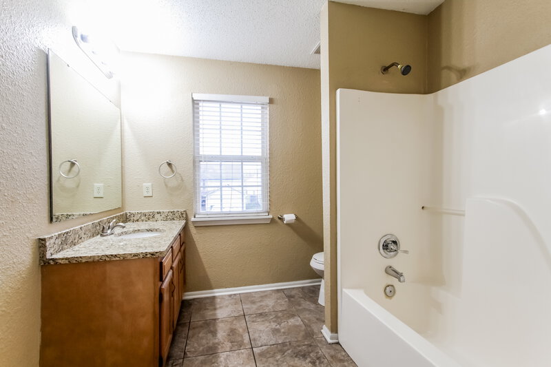 1,820/Mo, 4115 Orchard Valley Blvd Indianapolis, IN 46235 Bathroom View 2