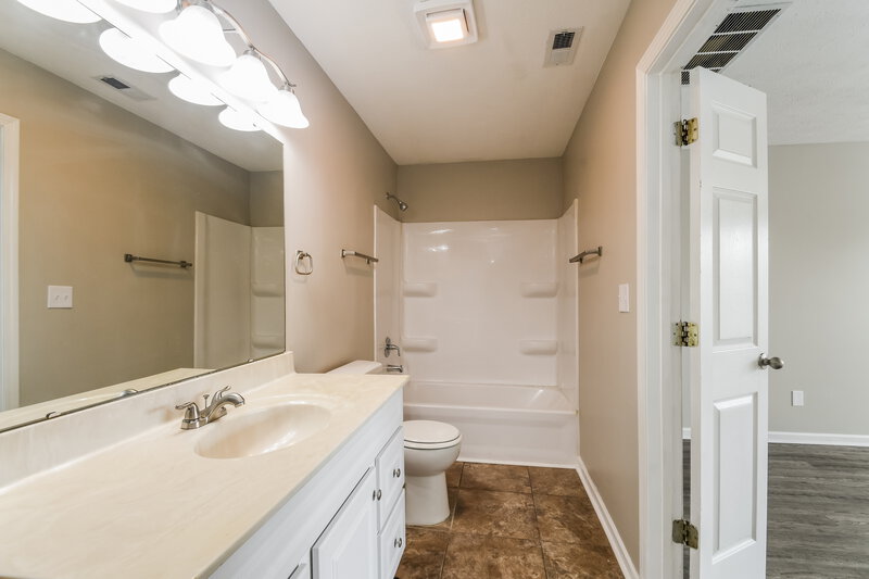 1,760/Mo, 522 Venus Dr Indianapolis, IN 46241 Main Bathroom View