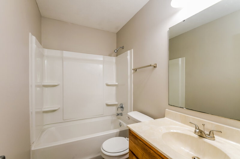 1,760/Mo, 522 Venus Dr Indianapolis, IN 46241 Bathroom View
