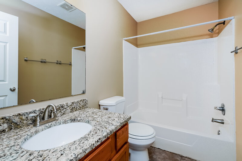1,585/Mo, 7245 Bradford Woods Way Indianapolis, IN 46268 Main Bathroom View