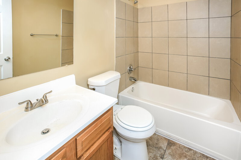 2,620/Mo, 2804 Hazelchase Ct Indianapolis, IN 46268 Bathroom View