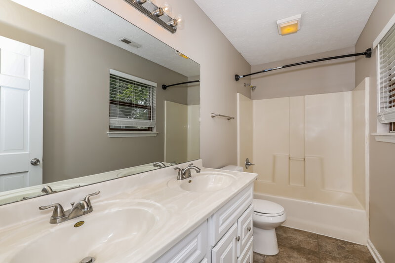 1,900/Mo, 5631 Nodlehs Ct Indianapolis, IN 46221 Main Bathroom View