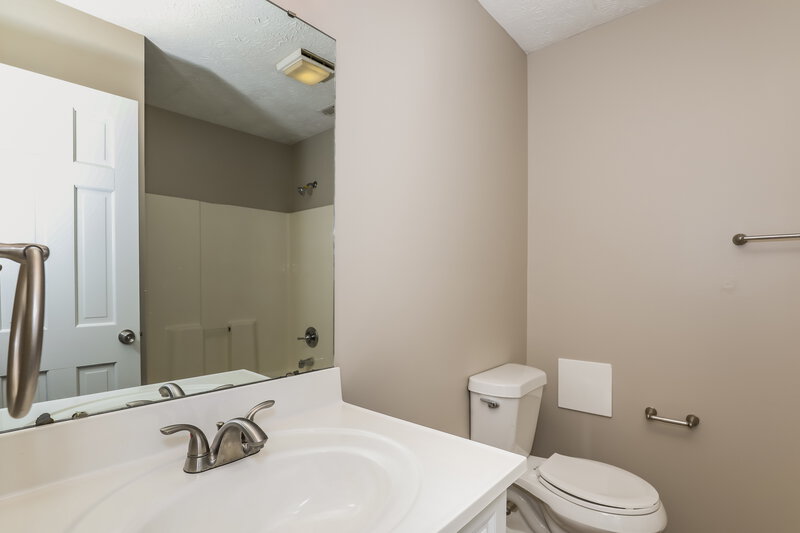 1,900/Mo, 5631 Nodlehs Ct Indianapolis, IN 46221 Bathroom View