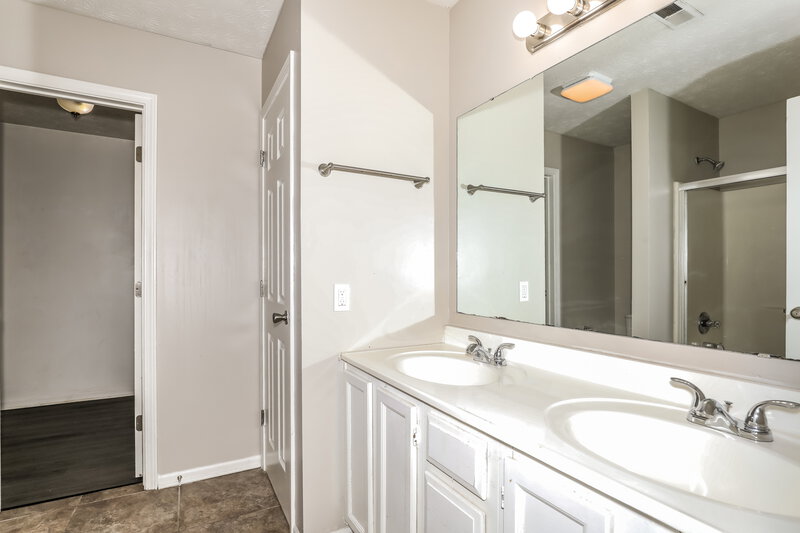 1,870/Mo, 1947 Mare Ave Indianapolis, IN 46203 Main Bathroom View