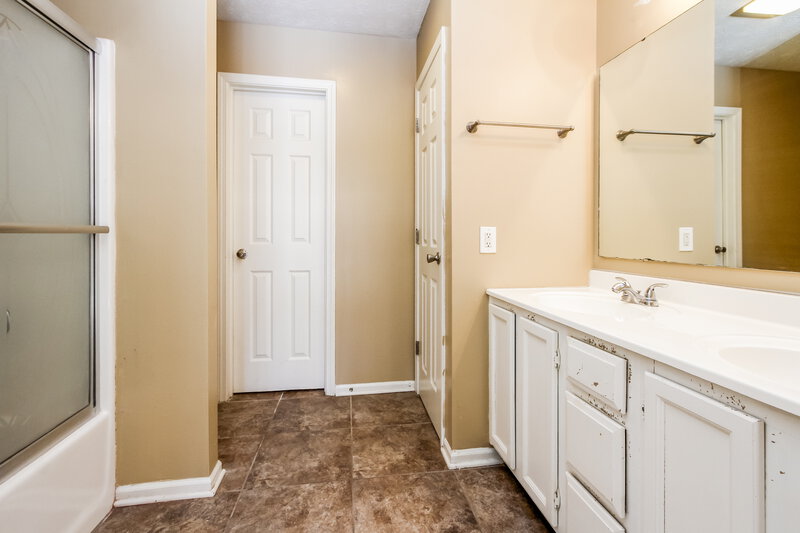 1,690/Mo, 1947 Mare Ave Indianapolis, IN 46203 Master Bathroom View