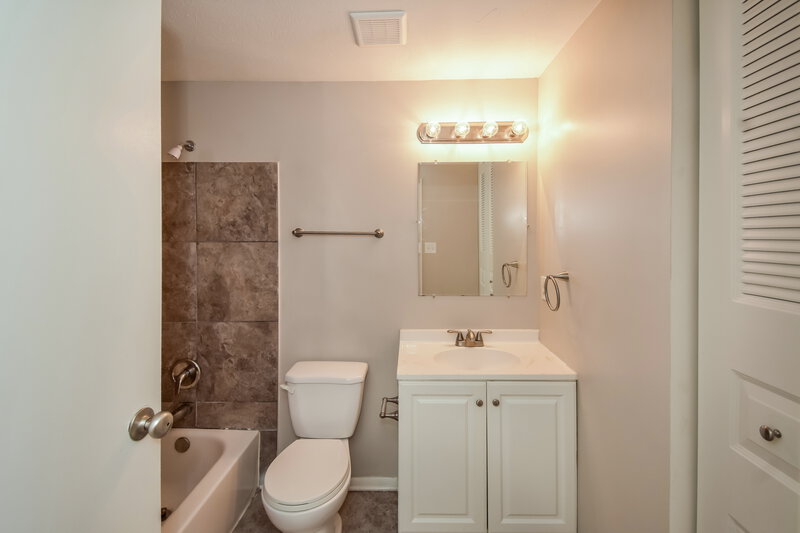 1,870/Mo, 11613 Whidbey Dr Indianapolis, IN 46229 Bathroom View