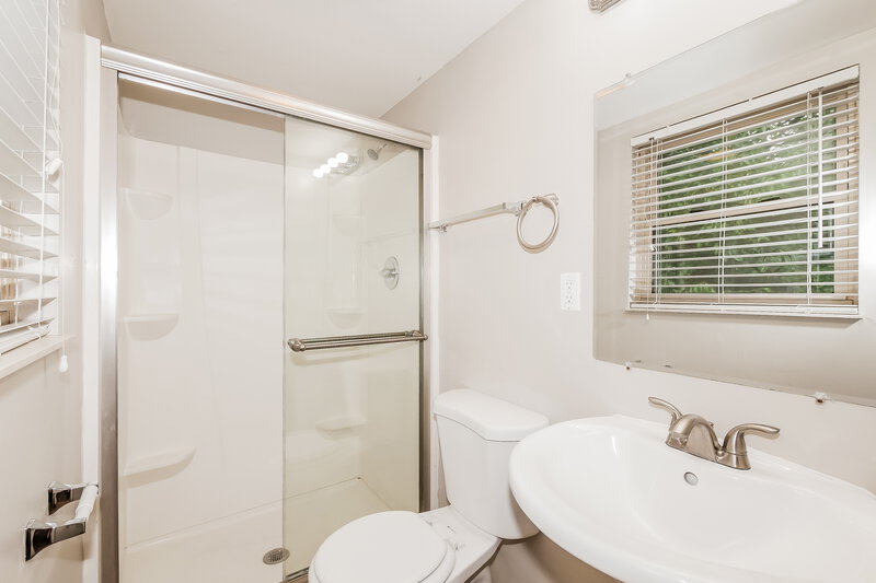 1,590/Mo, 616 Woodlark Dr Indianapolis, IN 46229 Main Bathroom View