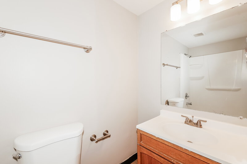 1,590/Mo, 616 Woodlark Dr Indianapolis, IN 46229 Bathroom View