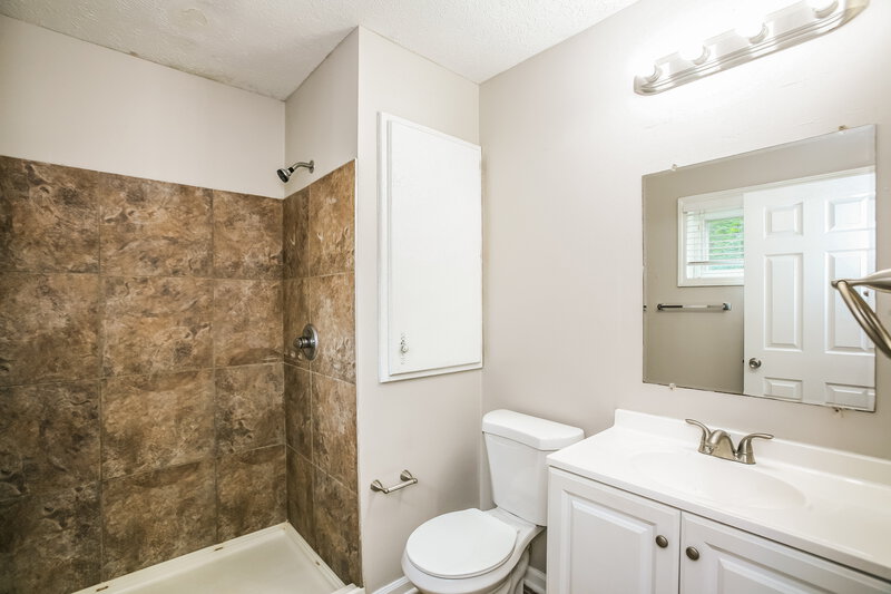1,715/Mo, 1716 Countryside Dr Indianapolis, IN 46231 Main Bathroom View
