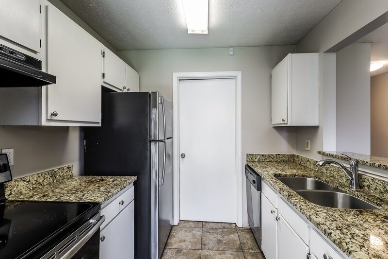 1,525/Mo, 2242 Whitecliff Dr Indianapolis, IN 46234 Kitchen View