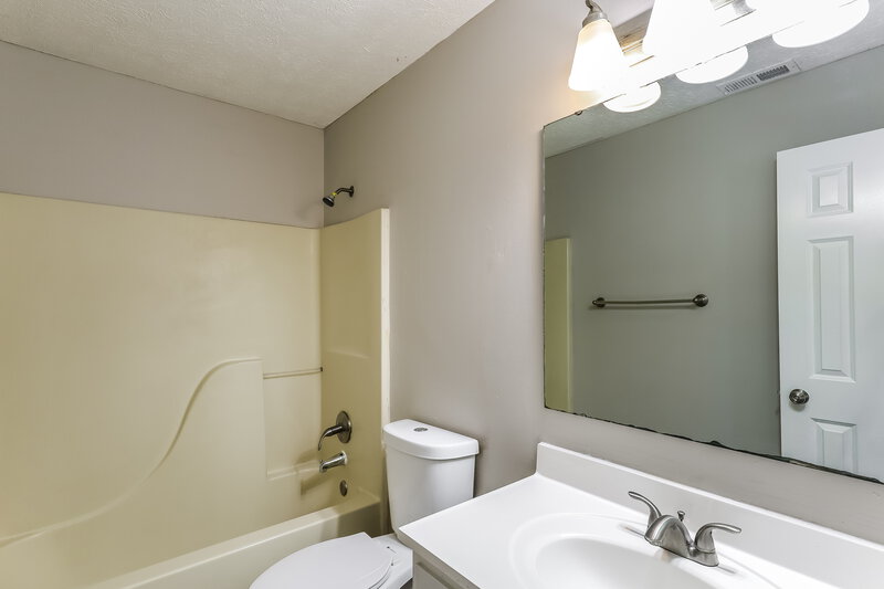 1,525/Mo, 2242 Whitecliff Dr Indianapolis, IN 46234 Bathroom View