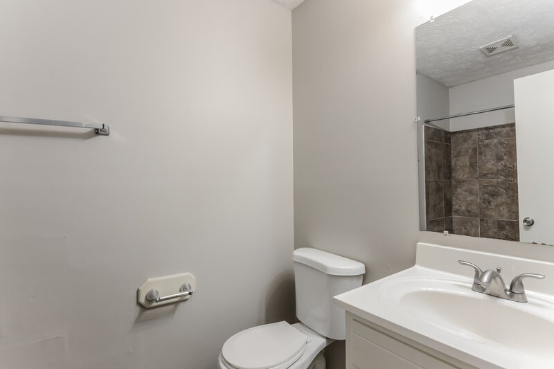 1,845/Mo, 1805 Catalano Dr Indianapolis, IN 46214 Bathroom View