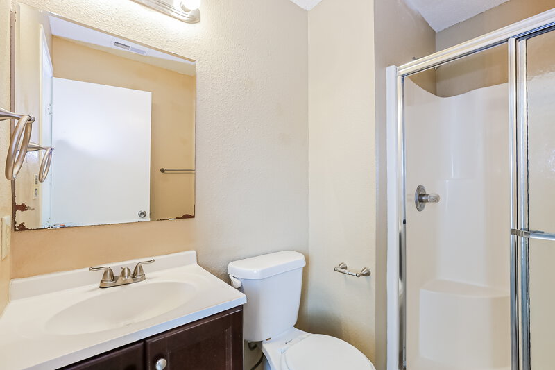 1,910/Mo, 2021 Twin Leaf Ct Indianapolis, IN 46229 Main Bathroom View