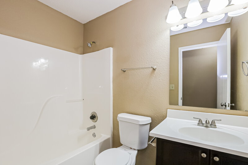1,910/Mo, 2021 Twin Leaf Ct Indianapolis, IN 46229 Bathroom View