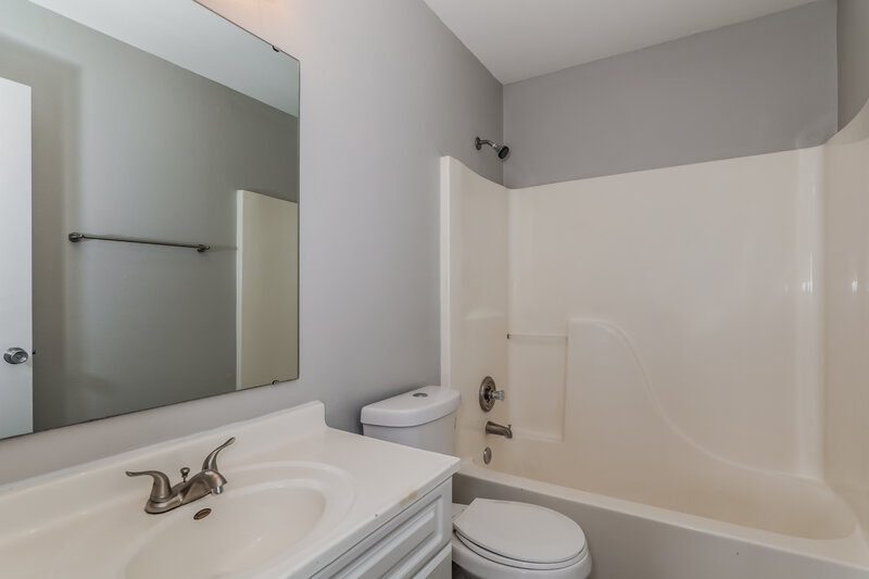 1,790/Mo, 2718 Lullwater Ln Indianapolis, IN 46229 Main Bathroom View