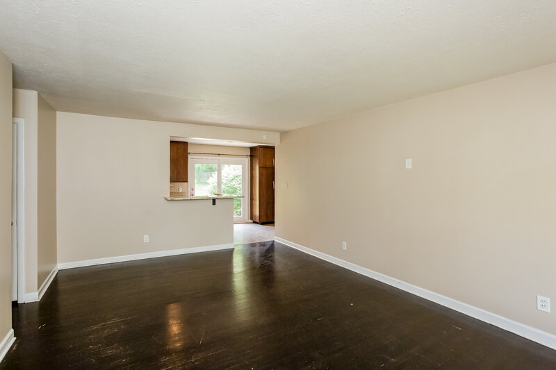 1,540/Mo, 501 N Devon Ave Indianapolis, IN 46219 Living Room View