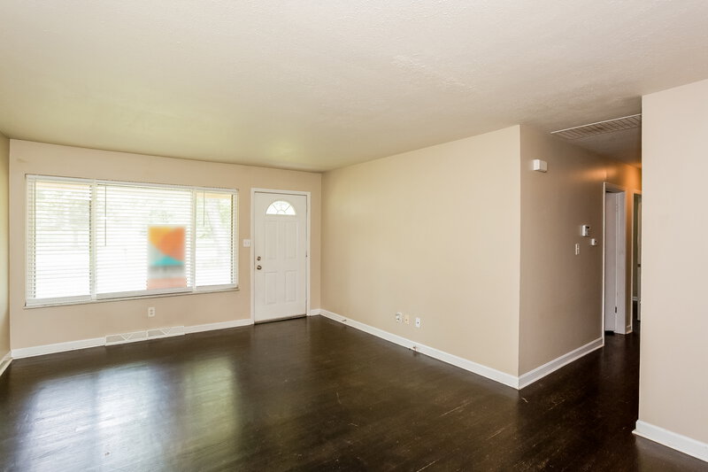 1,540/Mo, 501 N Devon Ave Indianapolis, IN 46219 Living Room View 2